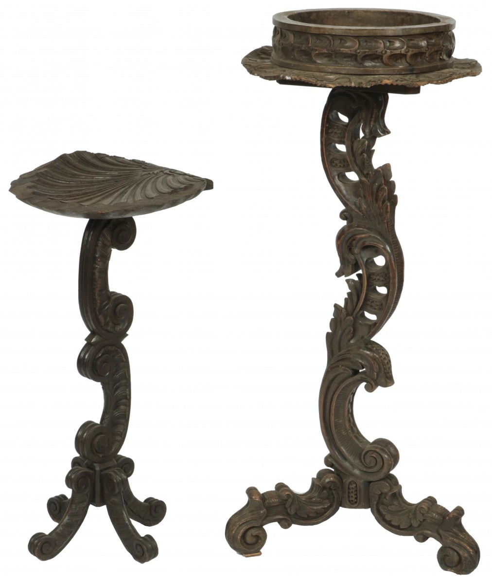 Een eikenhouten plantentafel met daarbij een piëdestal, Holland, eind 19e eeuw.