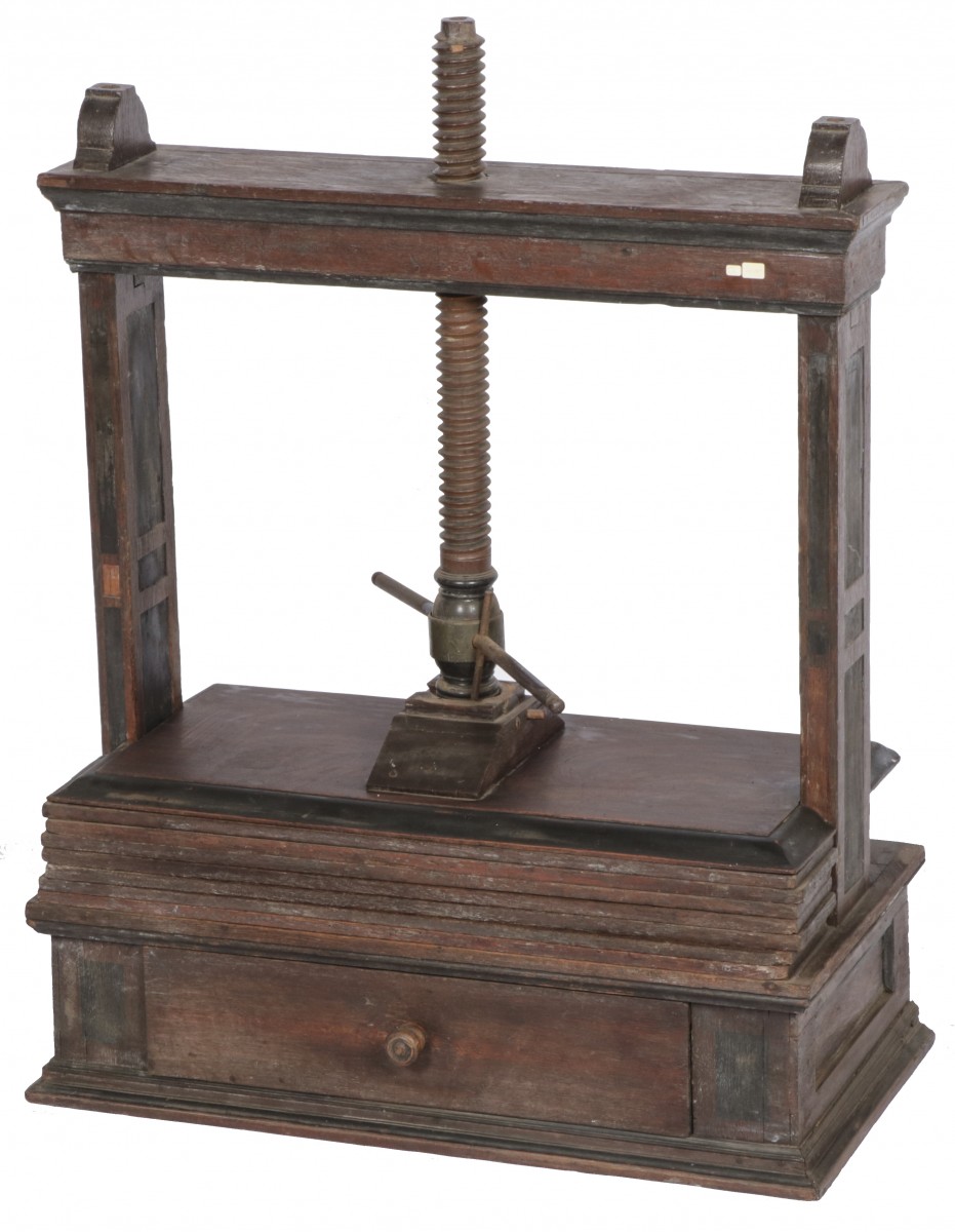 Een eikenhouten tafelmodel linnenpers, Holland, ca. 1900.