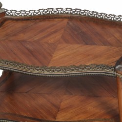 Een rozenhouten etagère, Frankrijk, 1e helft 20e eeuw.