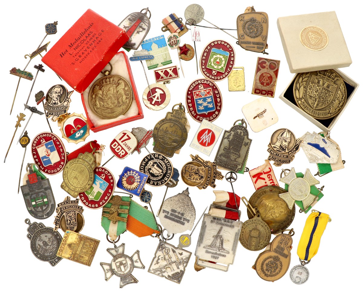 World - Many from the Soviet Union and the DDR. Second half 20th century. Diverse pins and medals.