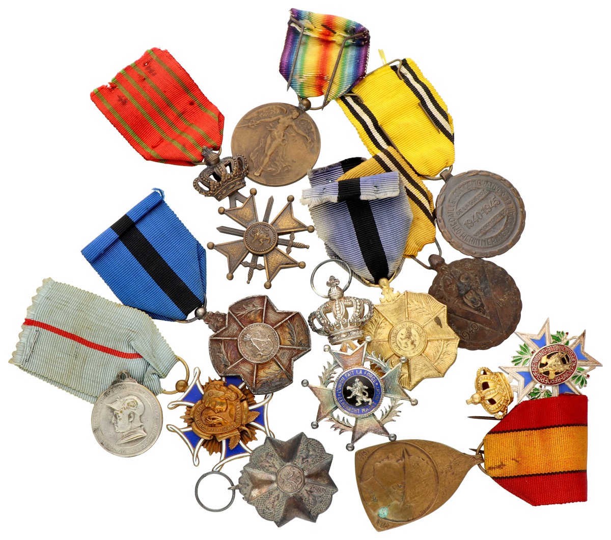 Belgium and France. 1914 - 1918 & 1939 - 1945. Lot (12) Diverse War and Order medals - Many with ribbon.