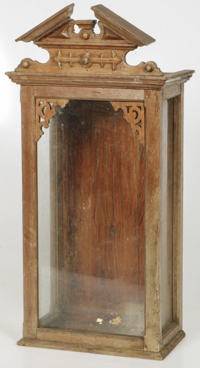 Een grenenhouten wandvitrine, Duitsland, 1e kwart 20e eeuw.