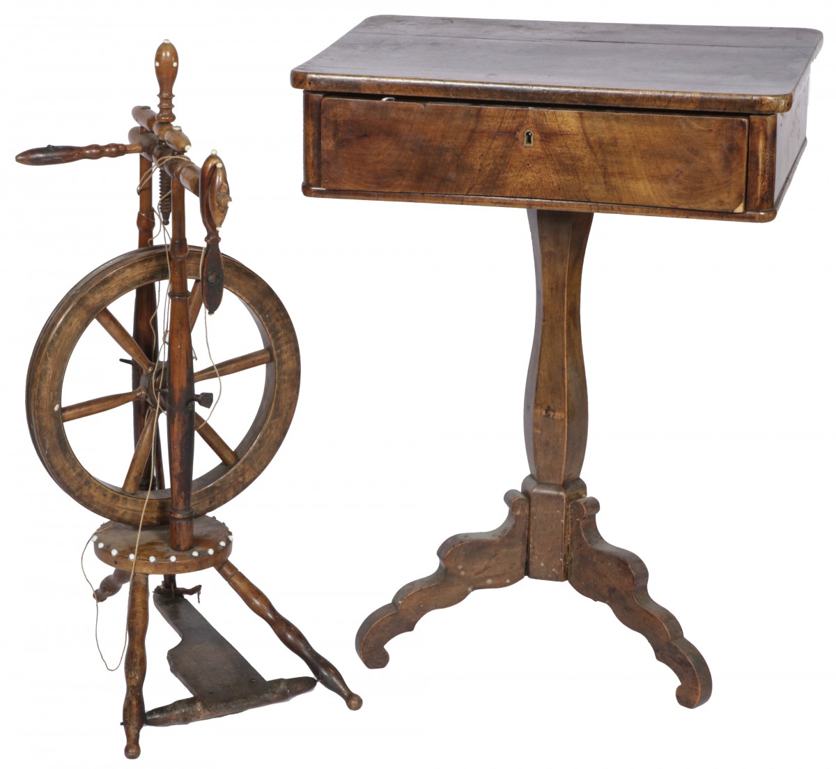 Een notenhouten werktafel en daarbij een notenhouten spinnewiel, Holland, 19e eeuw.