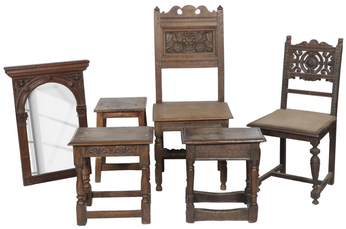 Een lot met diverse eikenhouten meubels waaronder twee stoelen en een spiegel, ca. 1900 en later.