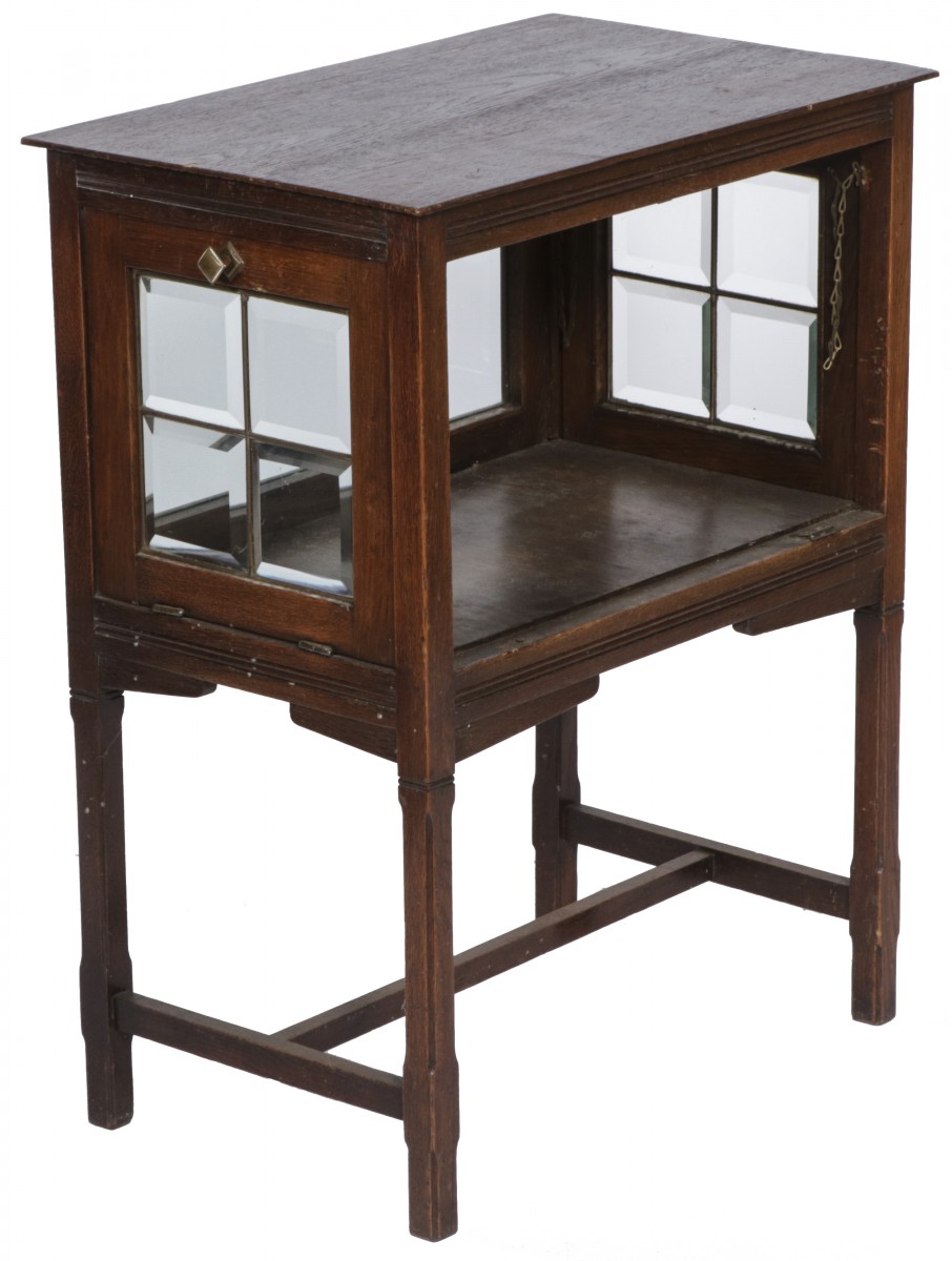 Een mahoniehouten theemeubel, Engeland, 20e eeuw.