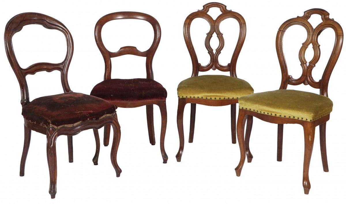 Een lot van (4) diverse Willem III-stijl mahoniehouten eetstoelen, Holland, 19e eeuw.