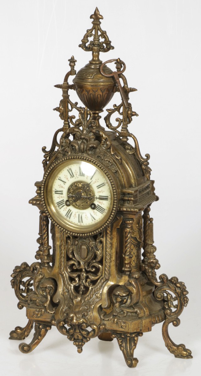 Een Louis XVI-stijl schouwpendule, België, ca. 1900.