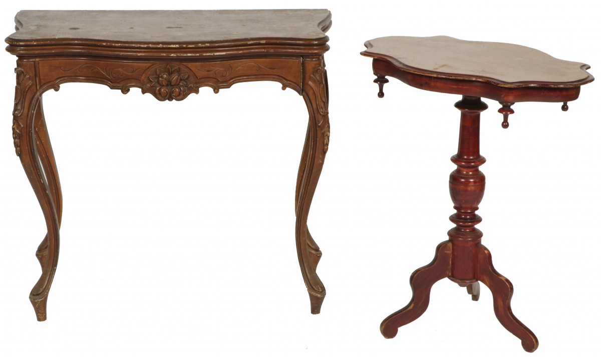 Een speeltafel en daarbij een bijzettafel, Holland, ca. 1900 en later.