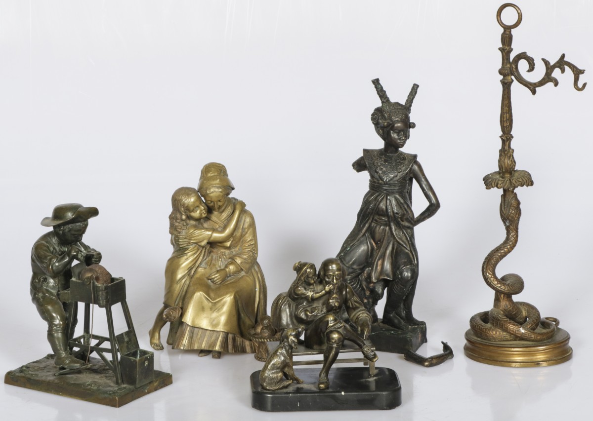 Een lot bestaande uit diverse bronzen sculpturen en objecten.