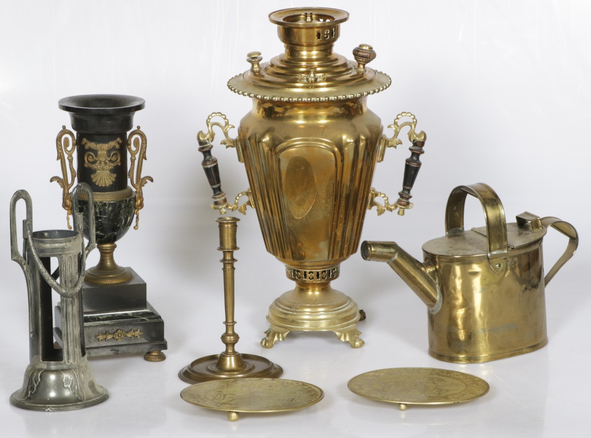 Een lot diversen waaronder een koperen samovar, 20e eeuw.
