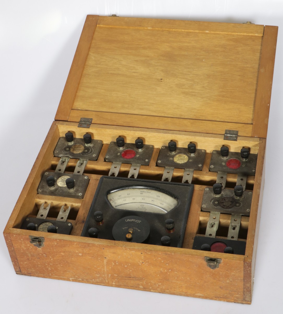 Een Cambridge Instruments shuntweerstandmeter met daarbij (8) blokken voor parallelle schakeling, 1e helft 20e eeuw.