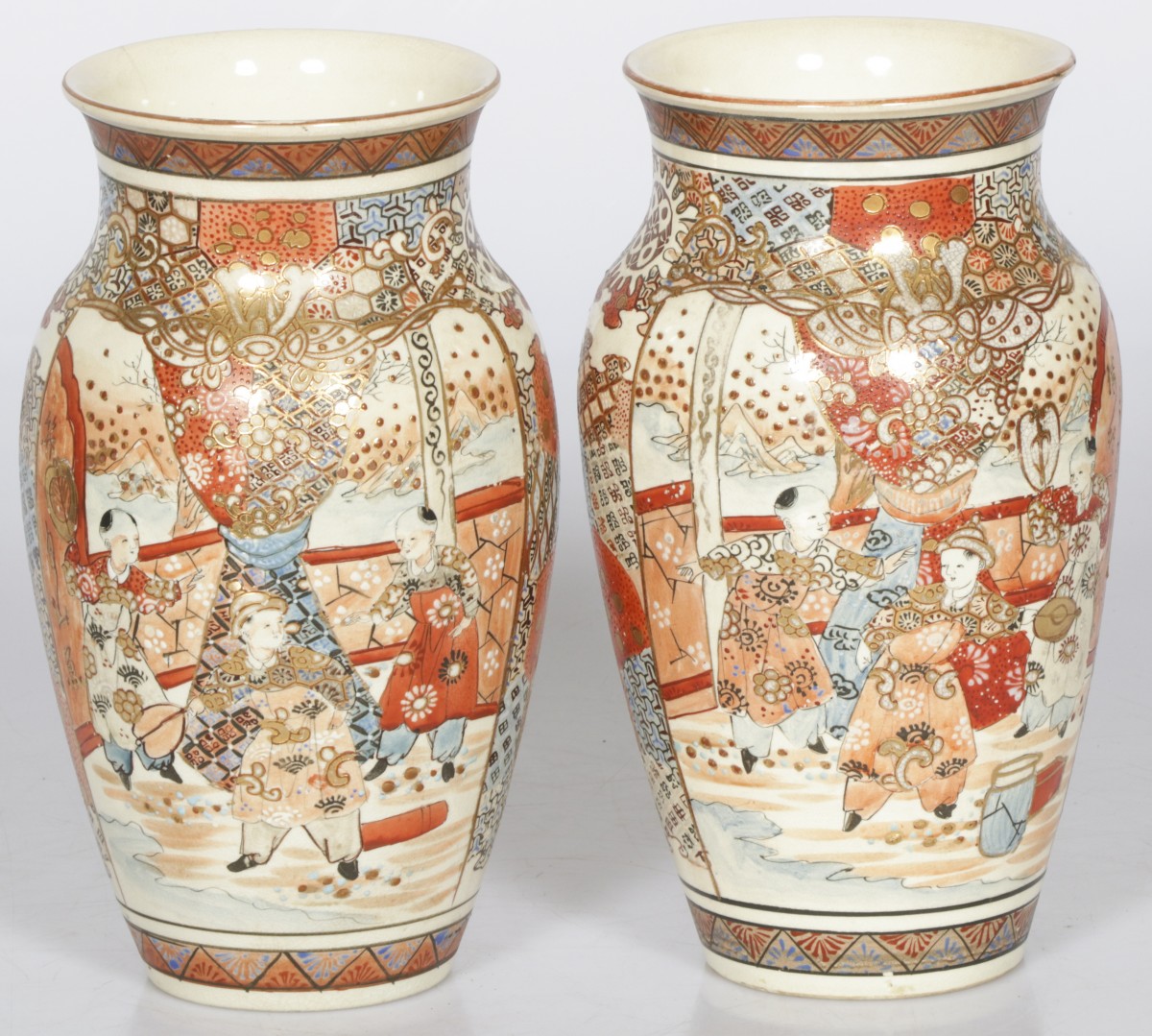 Een set van (2) aardewerken Satsuma vazen, Japan, 1e helft 20e eeuw.