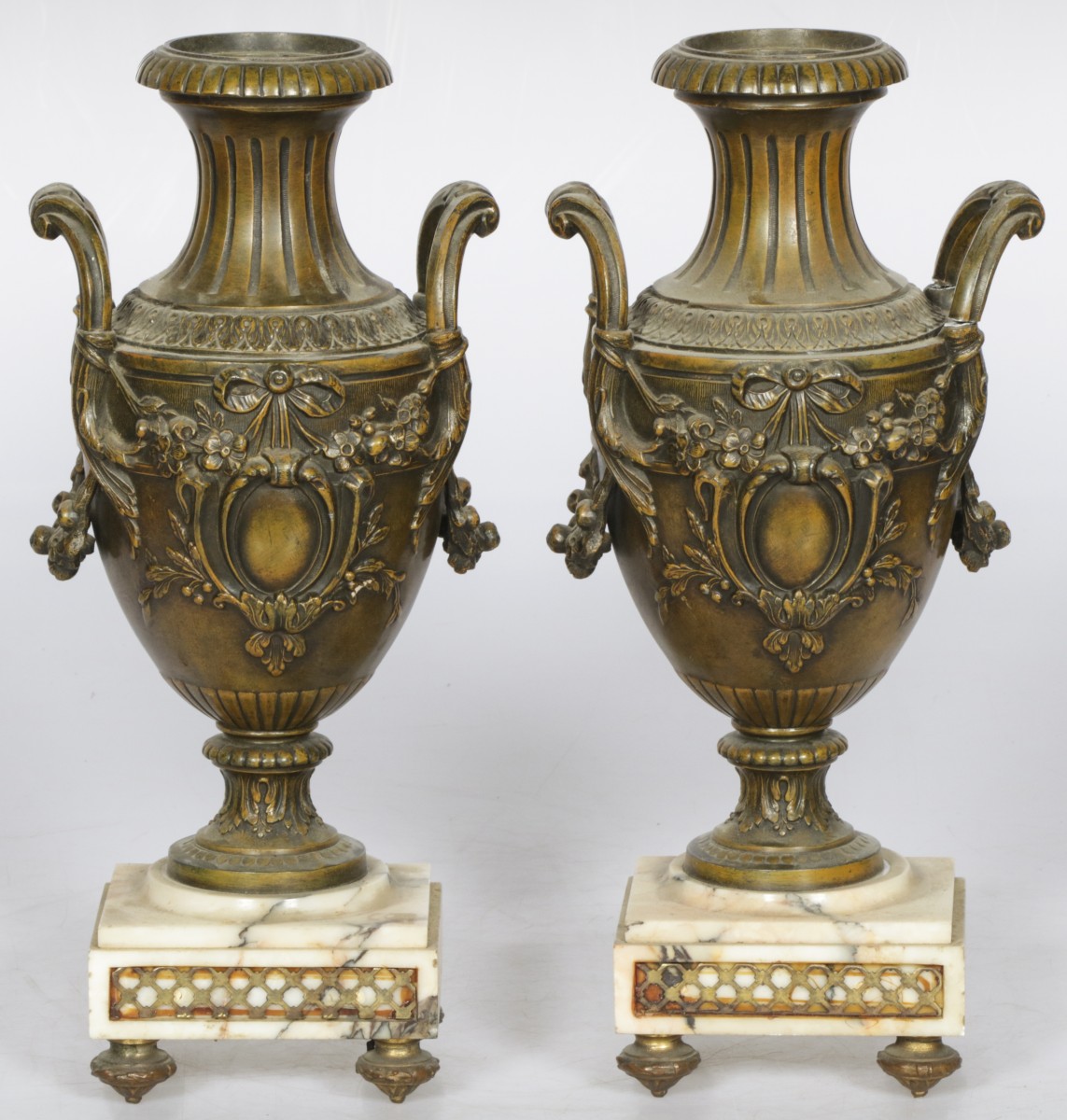 Een lot van (2) balustervormige schouwvazen, Frankrijk, ca. 1900.