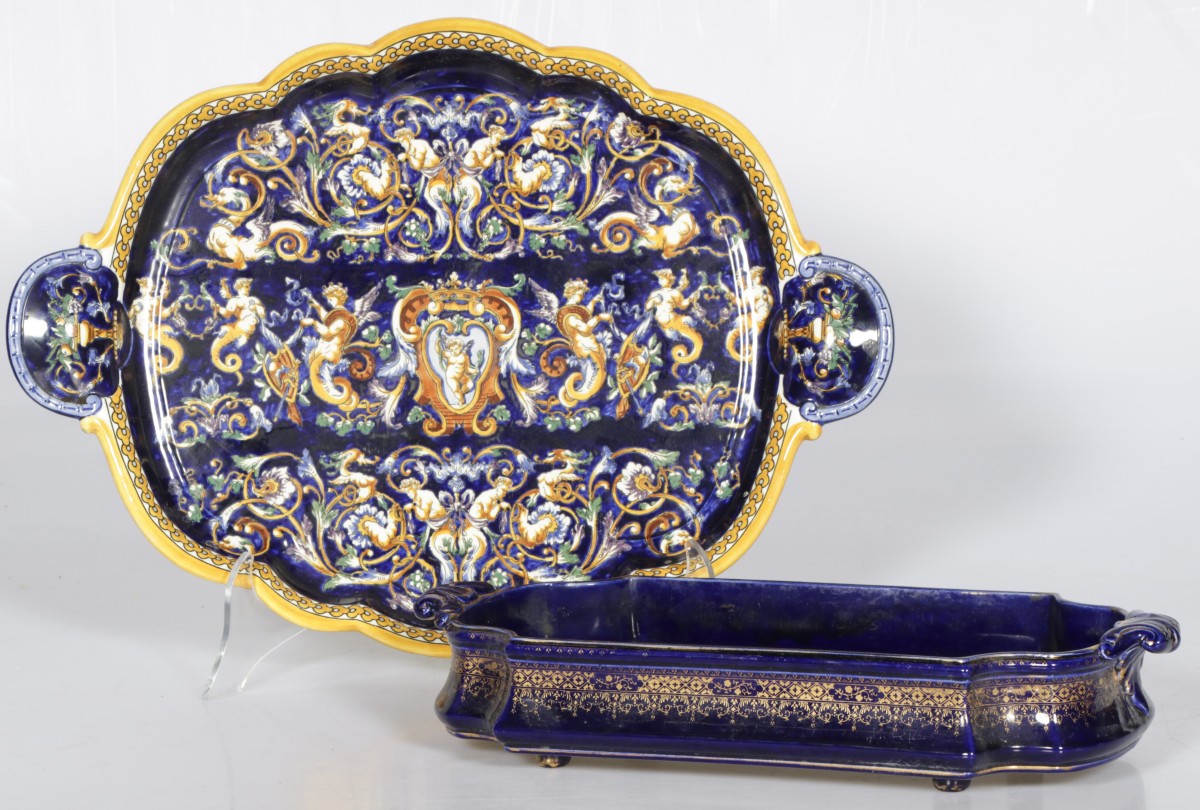 Een gepolychromeerd dienblad met daarbij een jardinière, Frankrijk, 20e eeuw.
