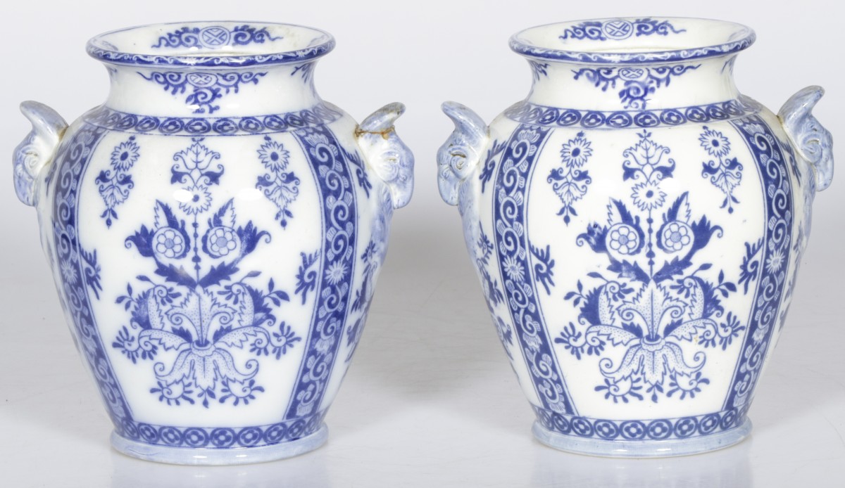 Een lot van (2) balustervazen met transferdecor en ramskoppen, Holland, ca. 1900.