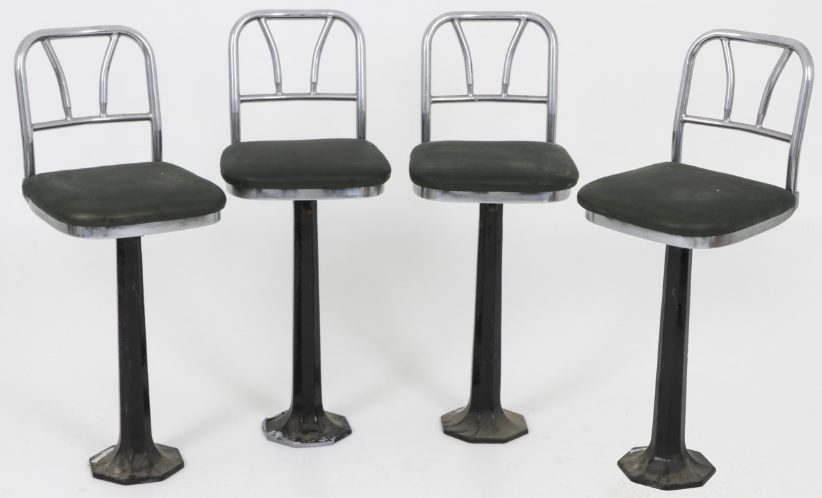 Een lot bestaande uit (4) design draaibare barkrukken, U.S.A., 1931.