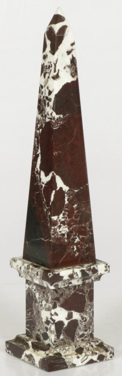 Een zwart-wit marmeren obelisk, bureauornament, Italië, mid. 20e eeuw.
