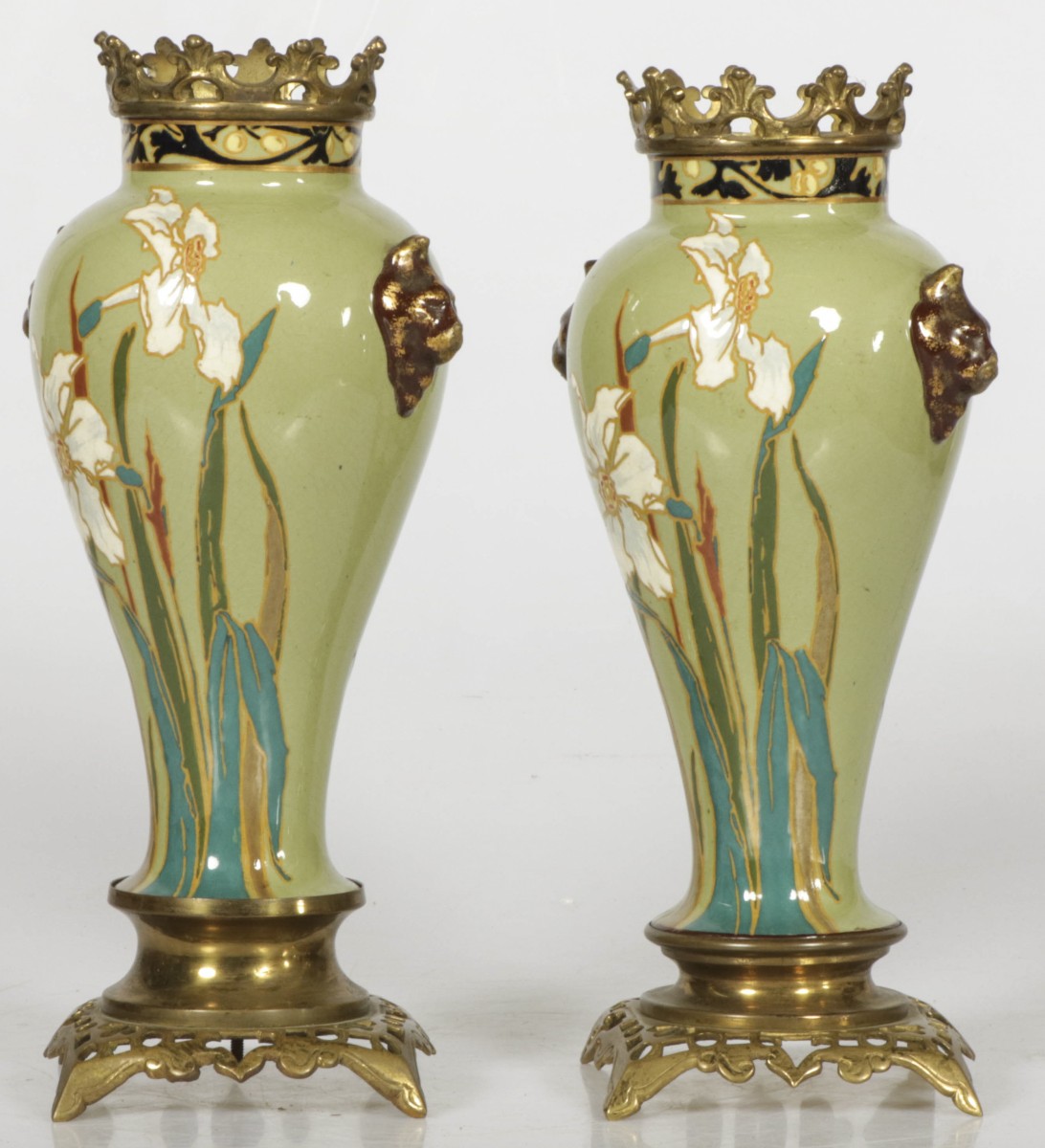 Een koppel aardewerk Art Nouveau kastvazen met bronzen montuur, Frankrijk ca. 1900.