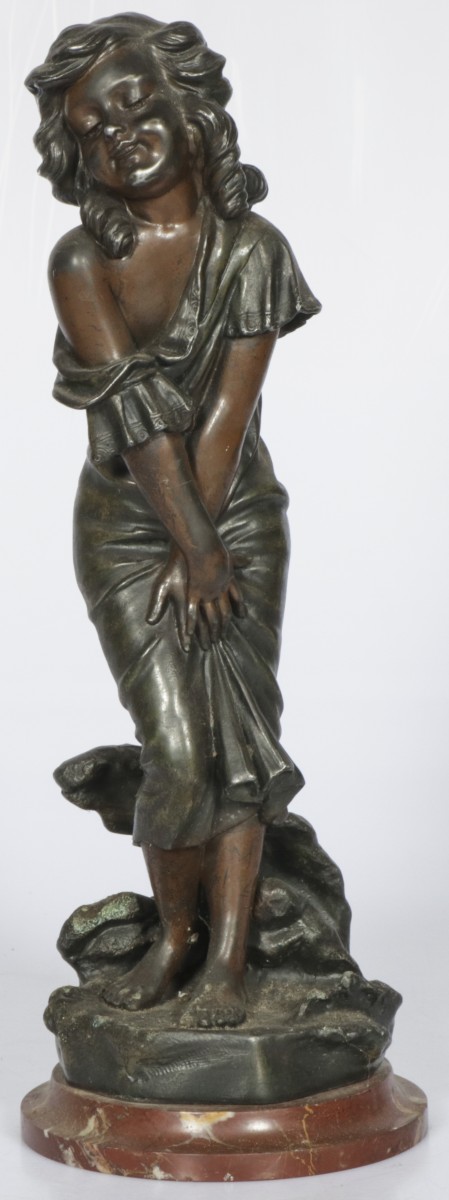Een ZAMAK sculptuur van een staand meisje, Frankrijk, ca. 1900.