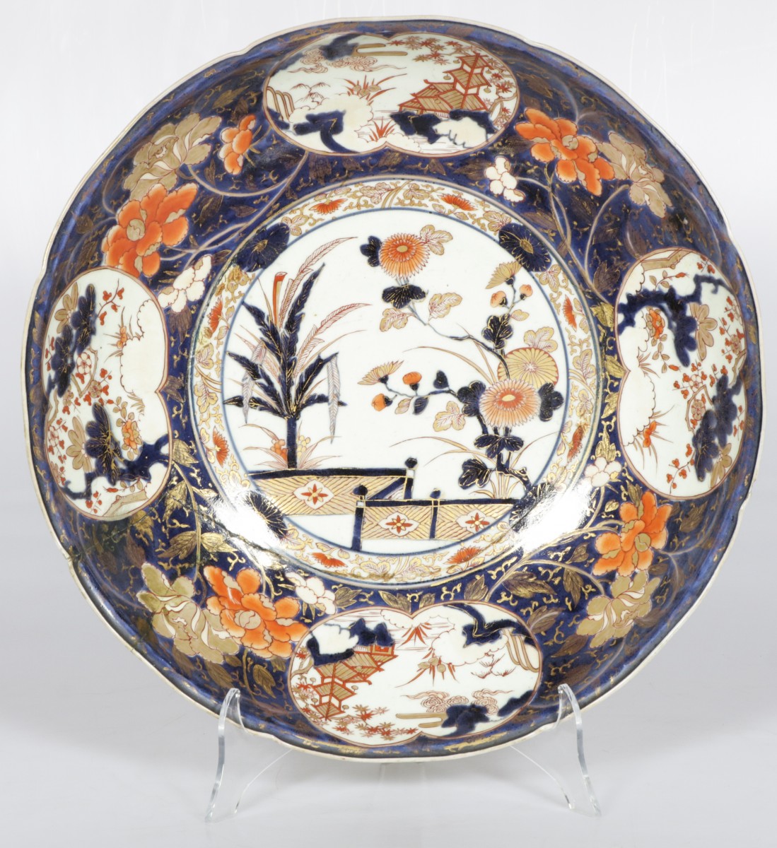 Een grote Japanse schotel met Imari decor.