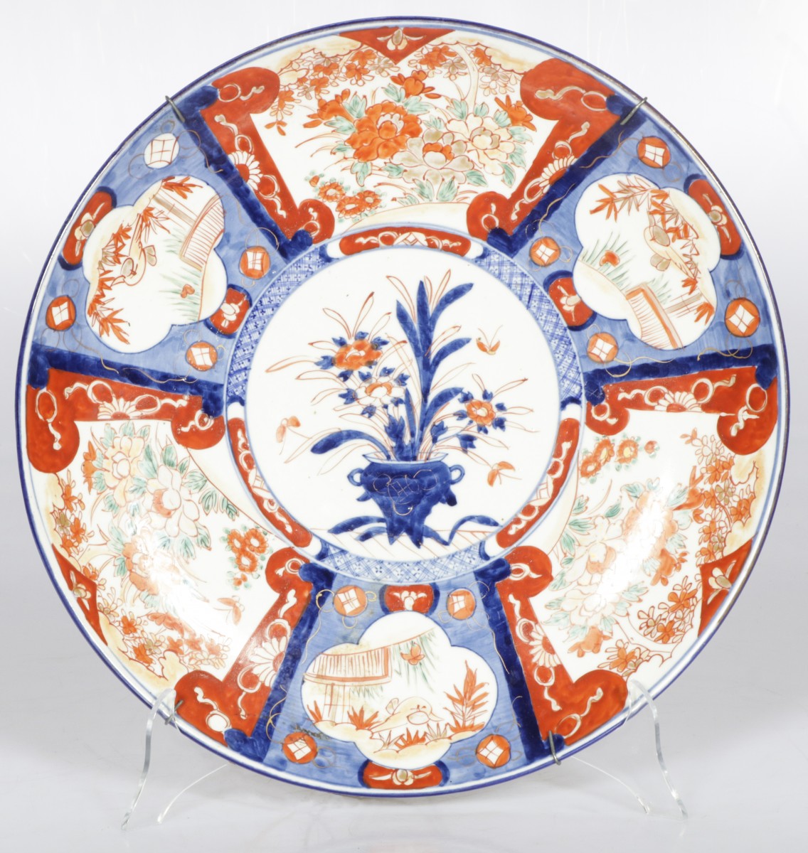 Een kapitale Japanse schotel met Imari decor, eerste helft 20e eeuw.