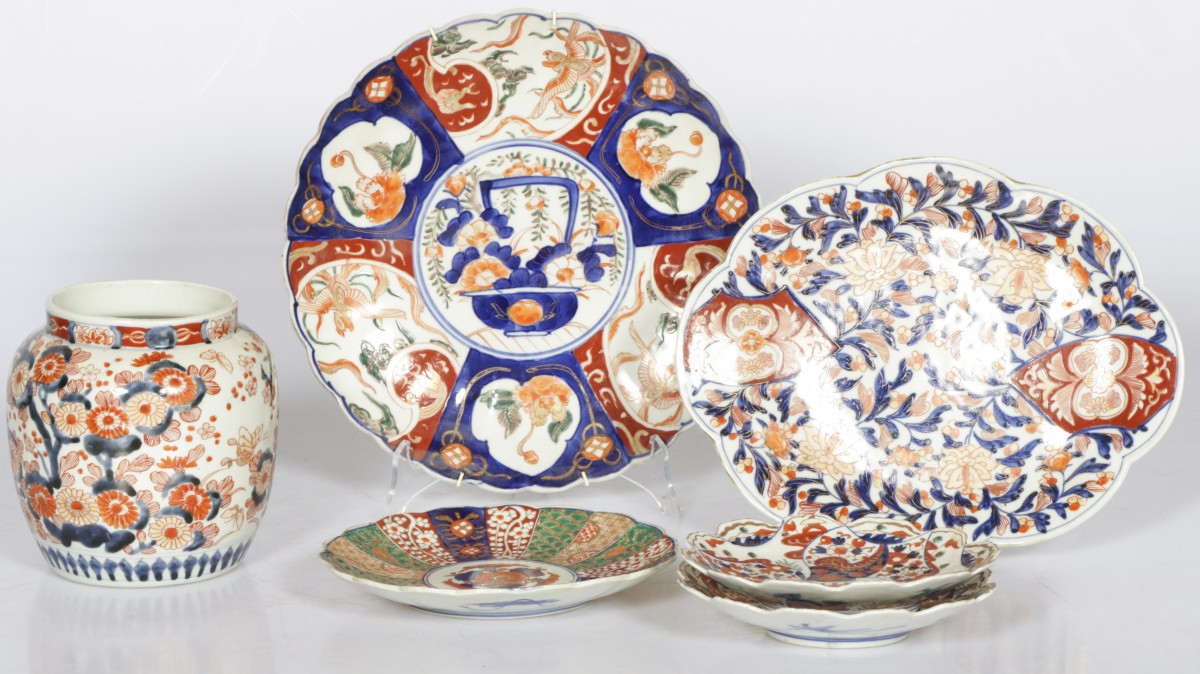 Een lot bestaande uit (6) Imari bordjes, schotels en een vaasje, 19e eeuw en later.