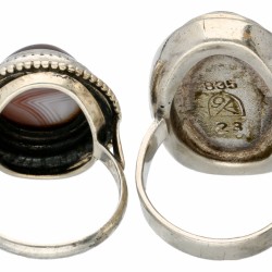 Twee zilveren vintage ringen bezet met barnsteen en agaat - 835/1000.