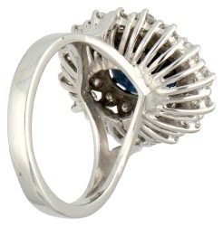 14K Witgouden entourage ring bezet met ca. 2.39 ct. natuurlijke saffier.