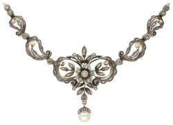 Gouden/zilveren hanger aan collier.