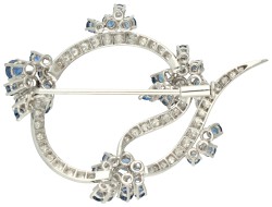 18K Witgouden Q-broche bezet met ca. 1.01 ct. diamant en natuurlijk saffier.