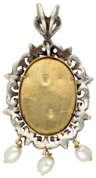 Gouden/zilveren geëmailleerde hanger met drie cultivé parels en diamant.