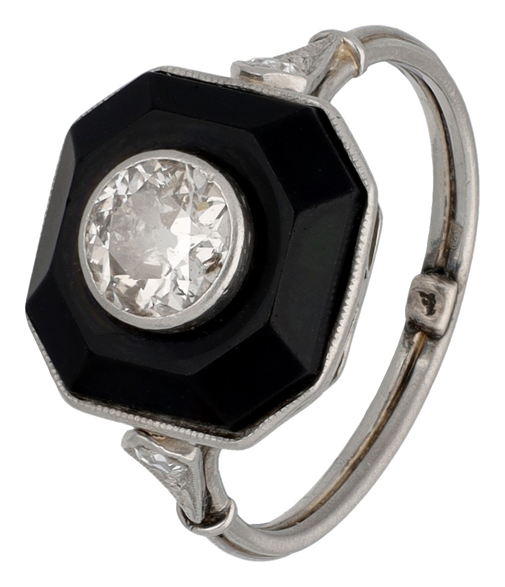 BWG platina Art Deco onyx ring met Old European geslepen diamant van ca. 0.52 ct. 