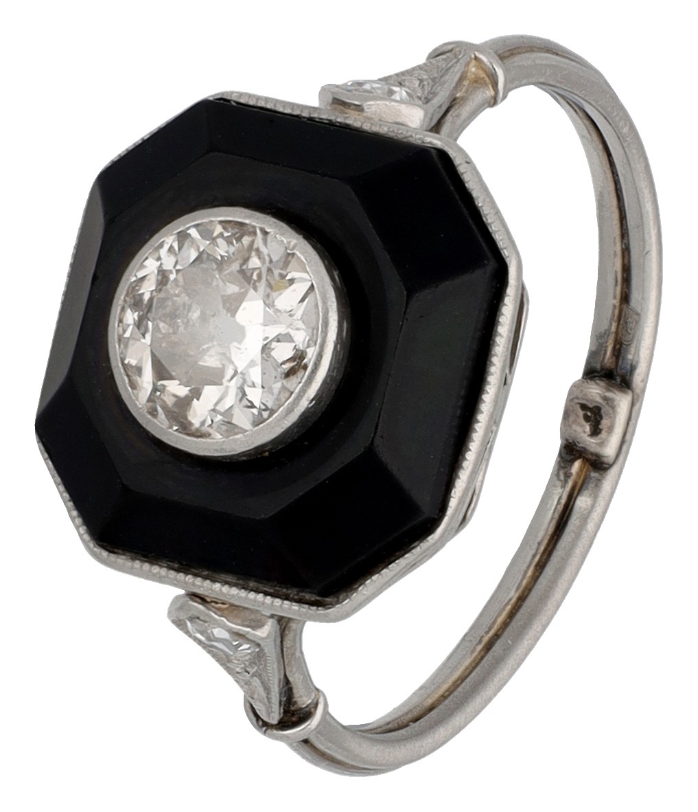 Platina Art Deco onyx ring met Old European geslepen diamant van ca. 0.52 ct. 