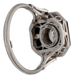 BWG platina Art Deco onyx ring met Old European geslepen diamant van ca. 0.52 ct. 