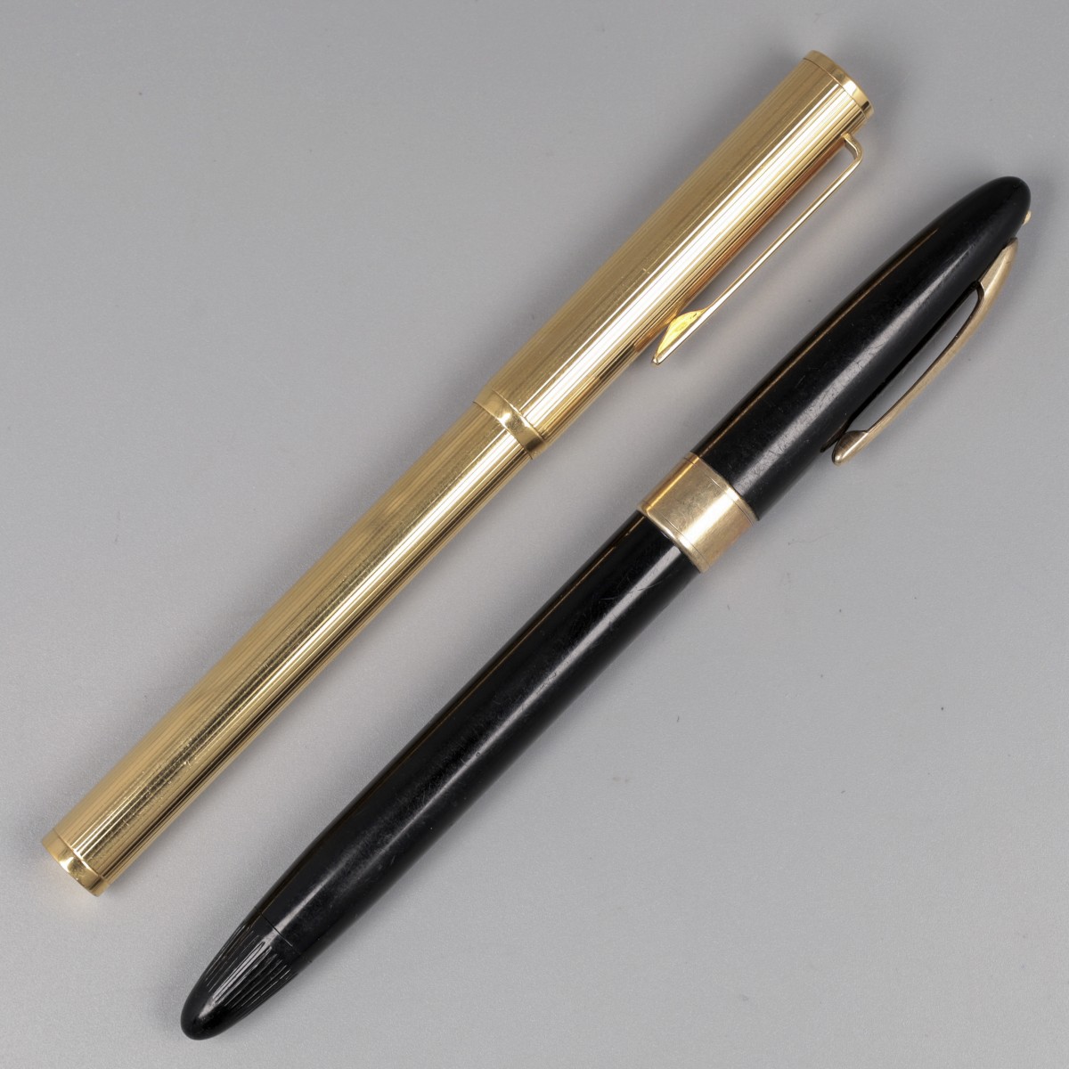 Dunhill vulpen & Sheaffer vulpen, goud / goud verguld.