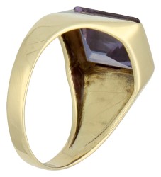 14K Geelgouden ring met synthetisch paars saffier.