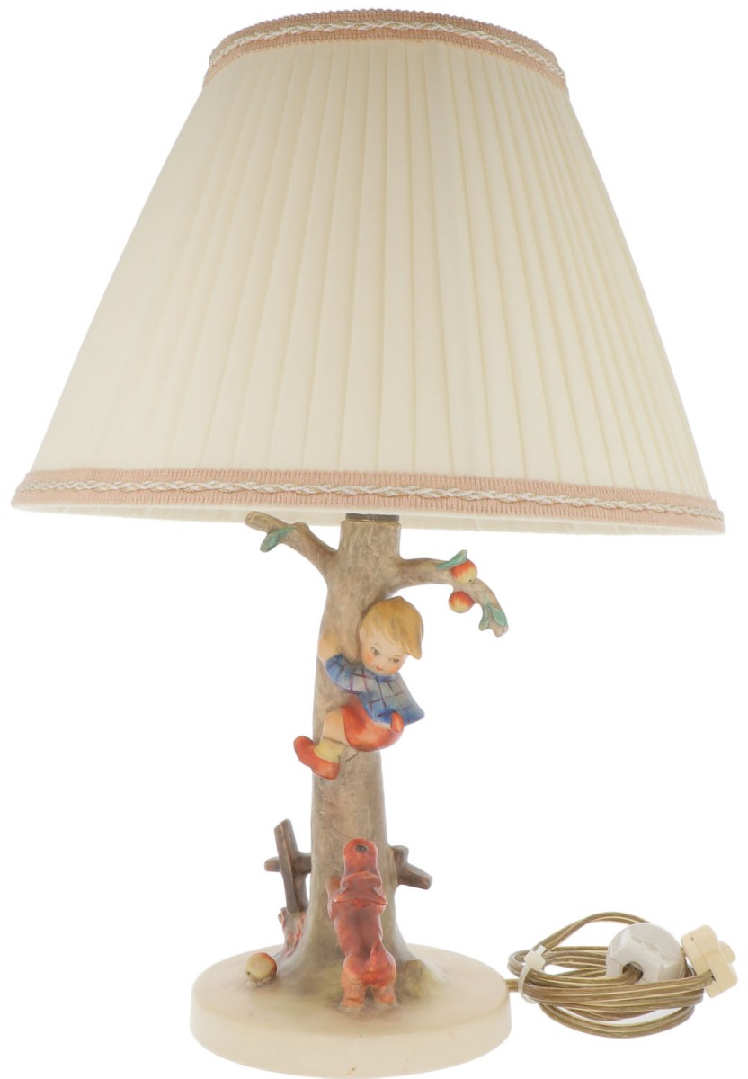 Een lampvoet "Hummel" (1964-1973), met voorstelling van klimmende jongen, Duitsland, 2e helft 20e eeuw.