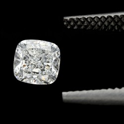 0.70 ct. GIA gecertificeerde natuurlijke diamant.