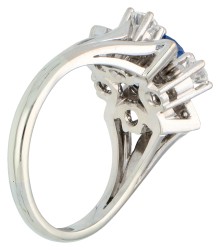 18K Witgouden entourage ring bezet met natuurlijke saffier en 0.76 ct. diamant