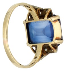 14K Geelgouden entourage ring met synthetische saffier en diamant.