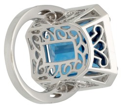 14K witgouden entourage ring bezet met een blue London topaas en diamant