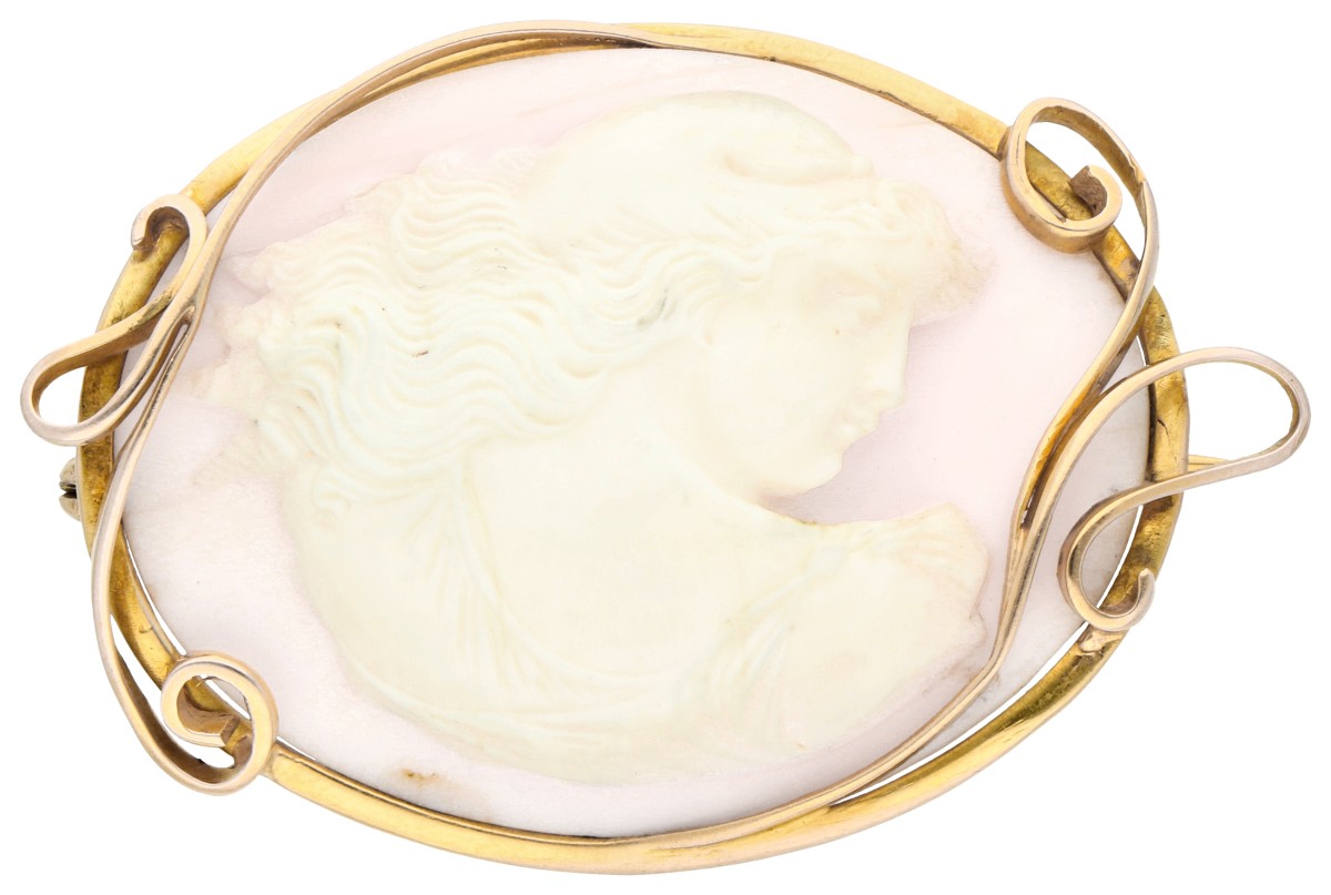 18K antieke bicolor gouden broche bezet met camee met een en profil portret van een vrouw
