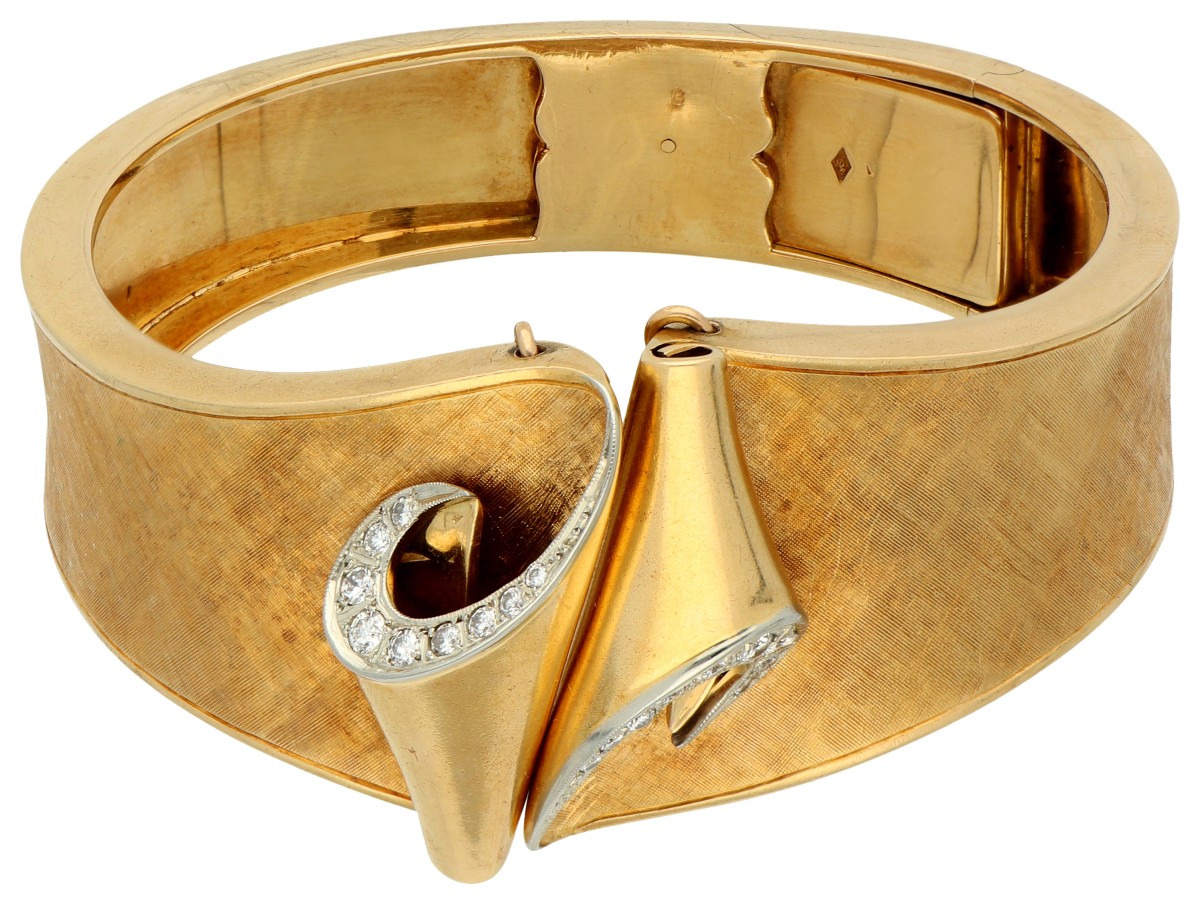 18K geelgouden bangle armband bezet met ca. 0.42 ct. diamant. 