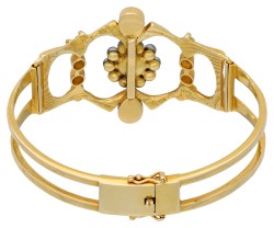 14K geelgouden bangle armband bezet met  cultivé parel, saffieren en diamanten.