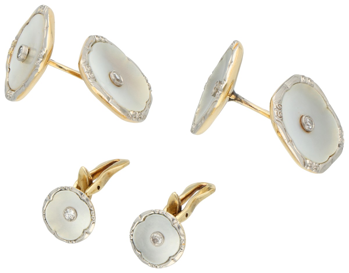 Gouden/platina set van manchetknopen en boordknopen bezet met ca. 0.20 ct. diamant en parelmoer
