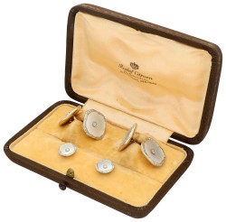 Gouden/platina set van manchetknopen en boordknopen bezet met ca. 0.20 ct. diamant en parelmoer. 