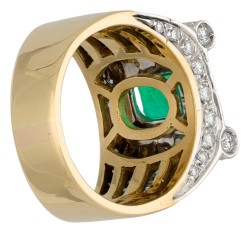 18K bicolor gouden entourage ring bezet met ca. 1.29 ct. diamant en  synthetisch smaragd