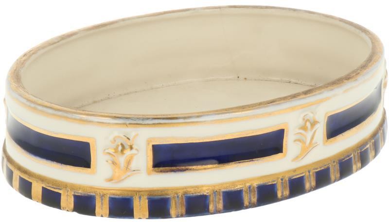 Een porseleinen schaal met kobaltblauw- en goud decor, Royal Doulton, Verenigd Koninkrijk,  1e helft 20e eeuw.
