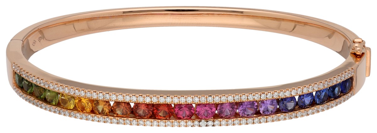 18K Roségouden regenboog bangle armband bezet met ca. 3.40 ct. saffier en ca. 0.63 ct. diamant.