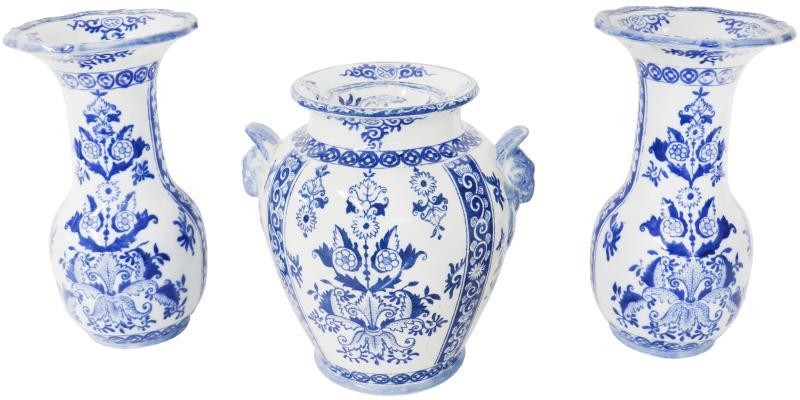 Een (3) delig 'Petrus Regout' aardewerk kaststel, decor 'Japansch' (1885-1900).